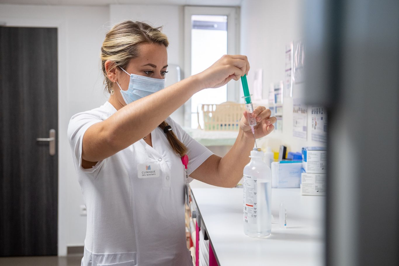 Photo illustrant une professionnelle de santé de la clinique des minimes en train de réaliser des prélèvements