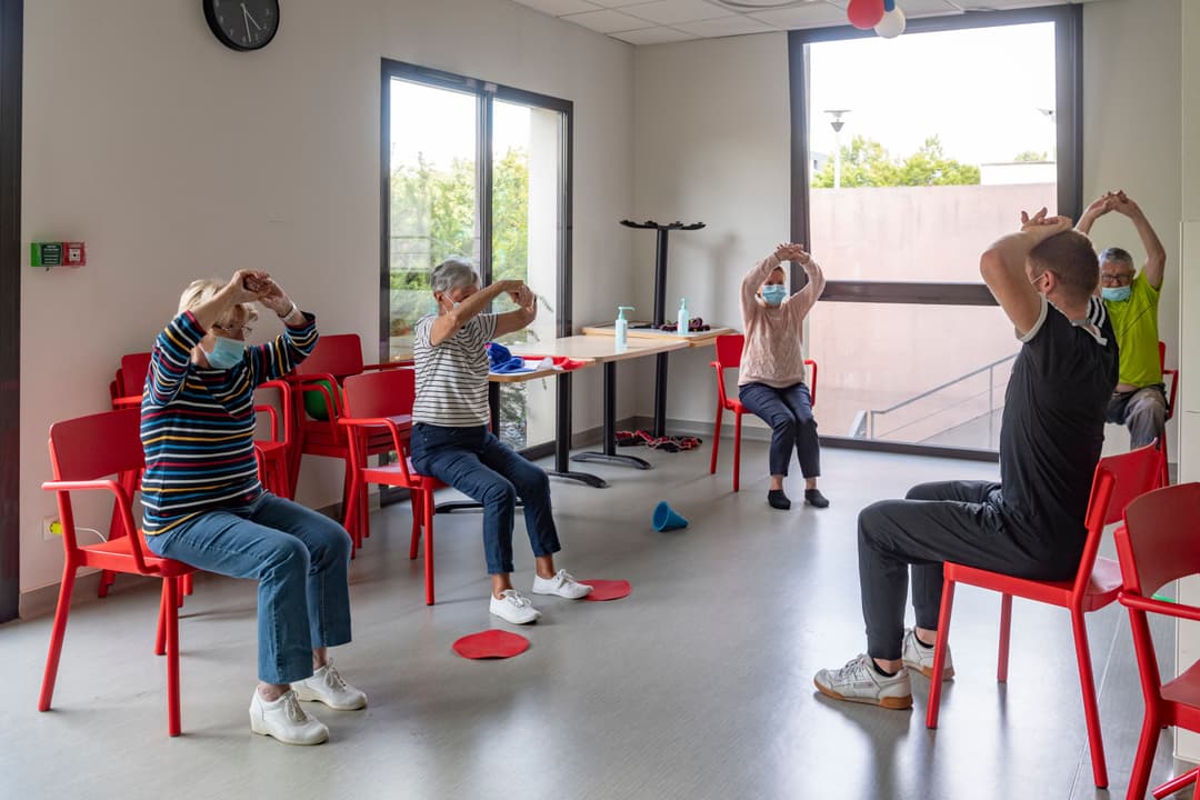 Photo illustrant un groupe de patients réalisant des exercices de motricité par le biais de la méthode montessori, utilisée au sein de la clinique des minimes