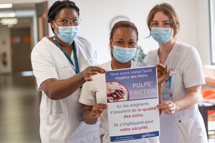 Photo illustrant des professionnels de santé de la clinique des minimes sensibilisant à l'importance du lavage des mains